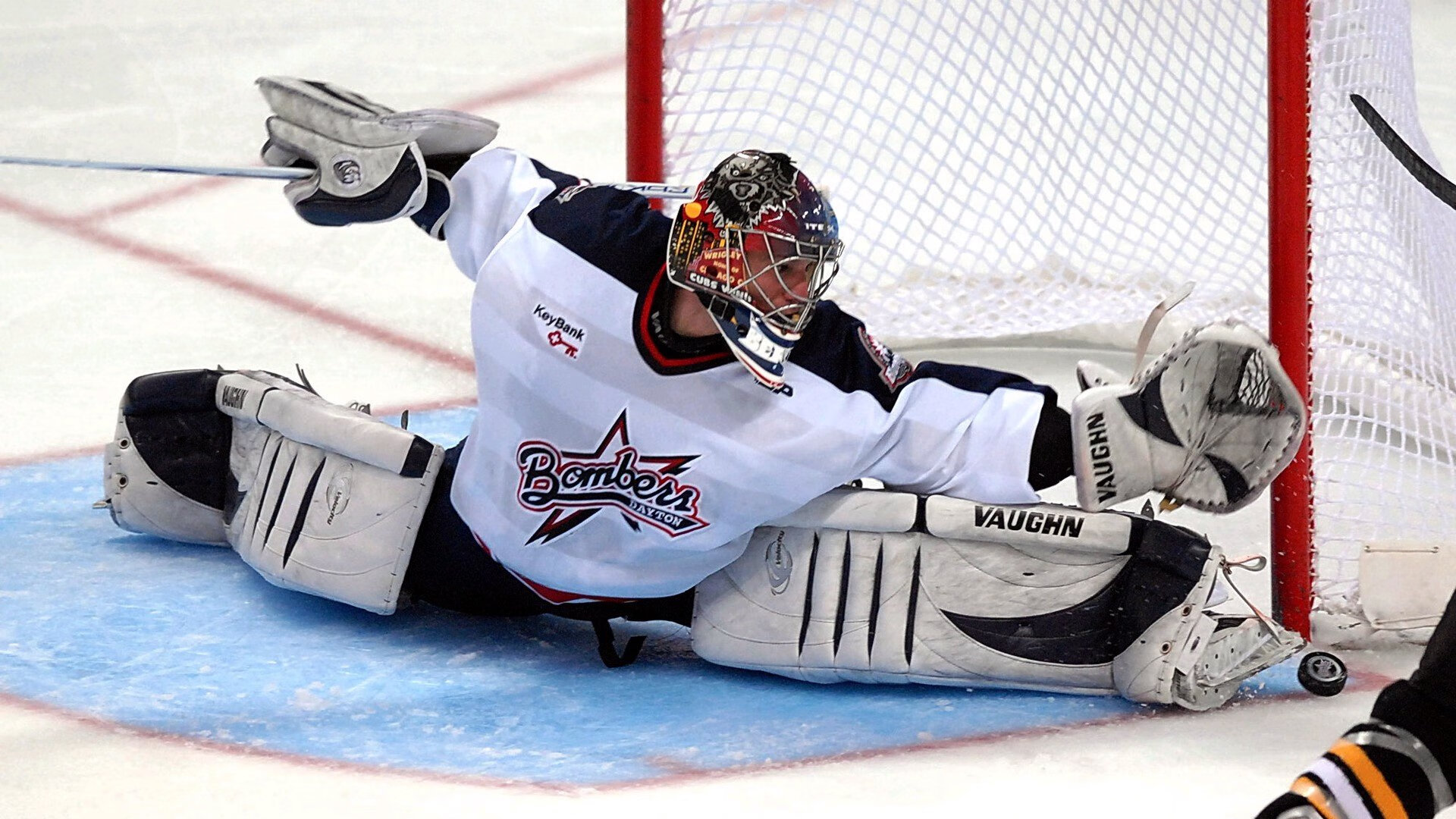 “足球场馆夜间照明改造完毕，比赛夜场精彩纷呈”，足球场夜间照明灯